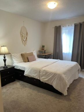 Cozy Private Bedroom in a Family Home, Thorold